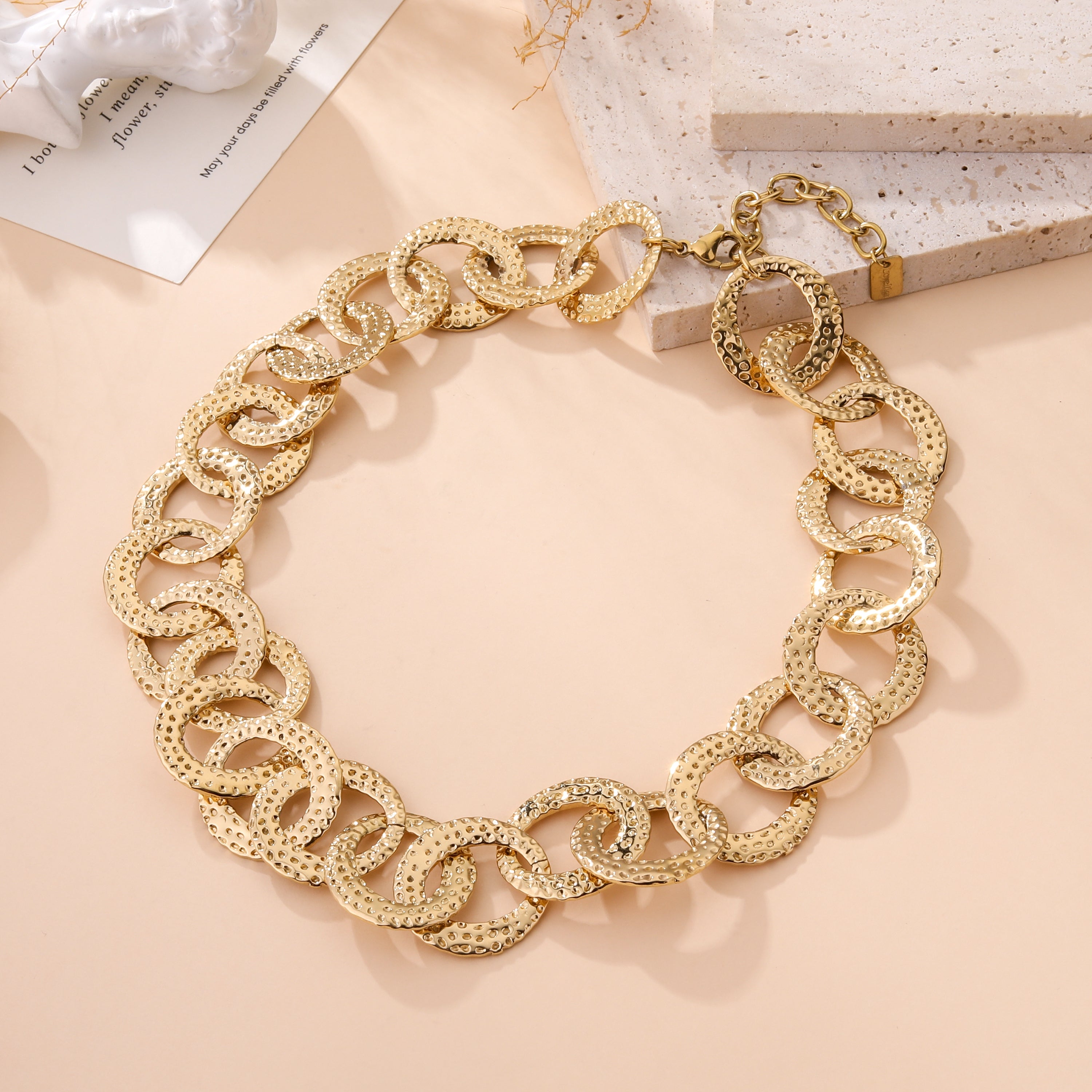 COLLIER NINA