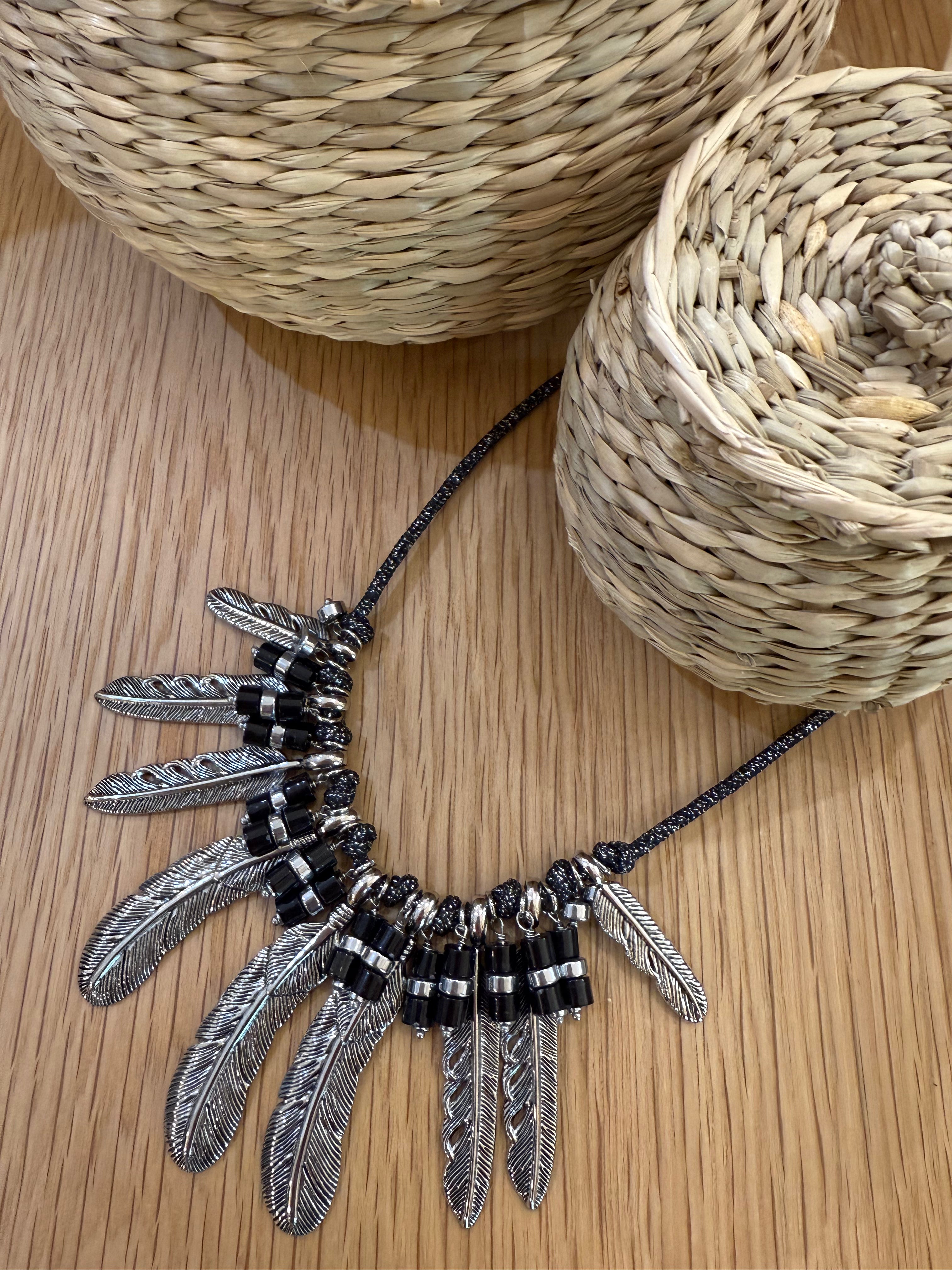 Collier argenté et noir 660110