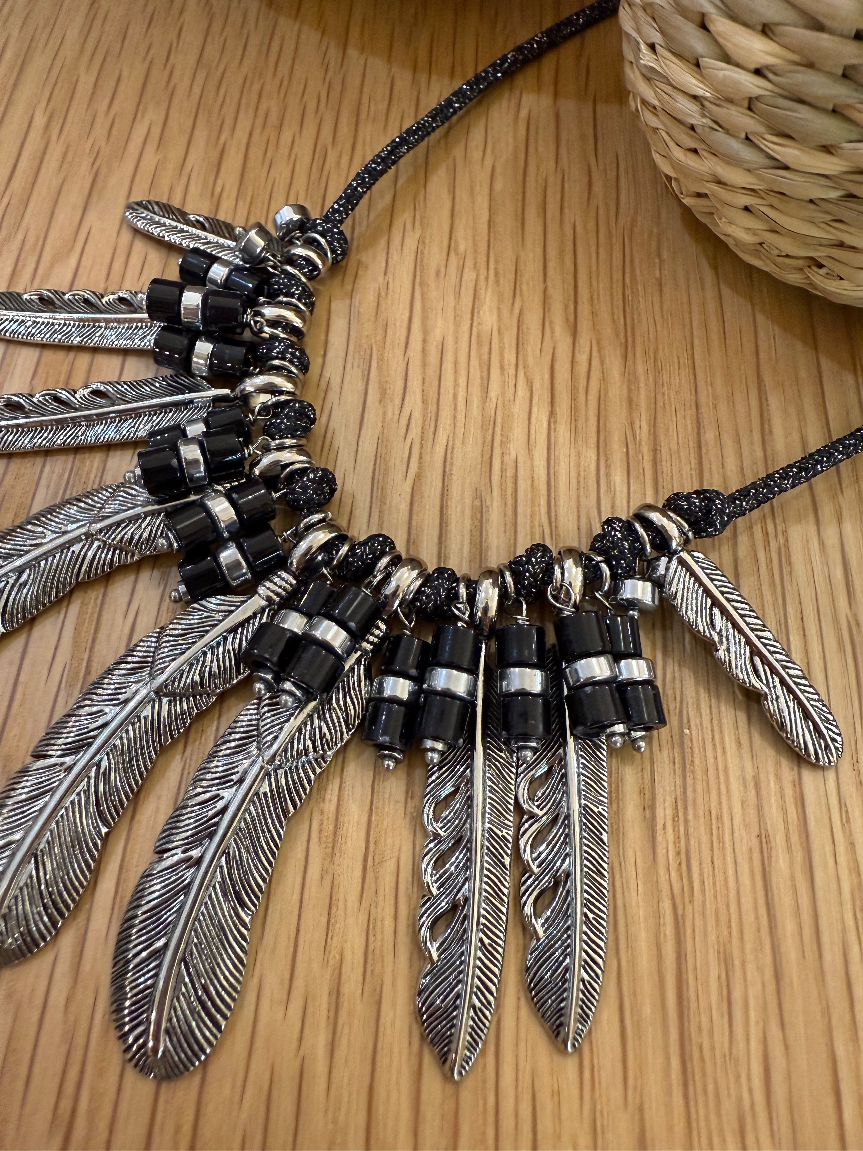 Collier argenté et noir 660110